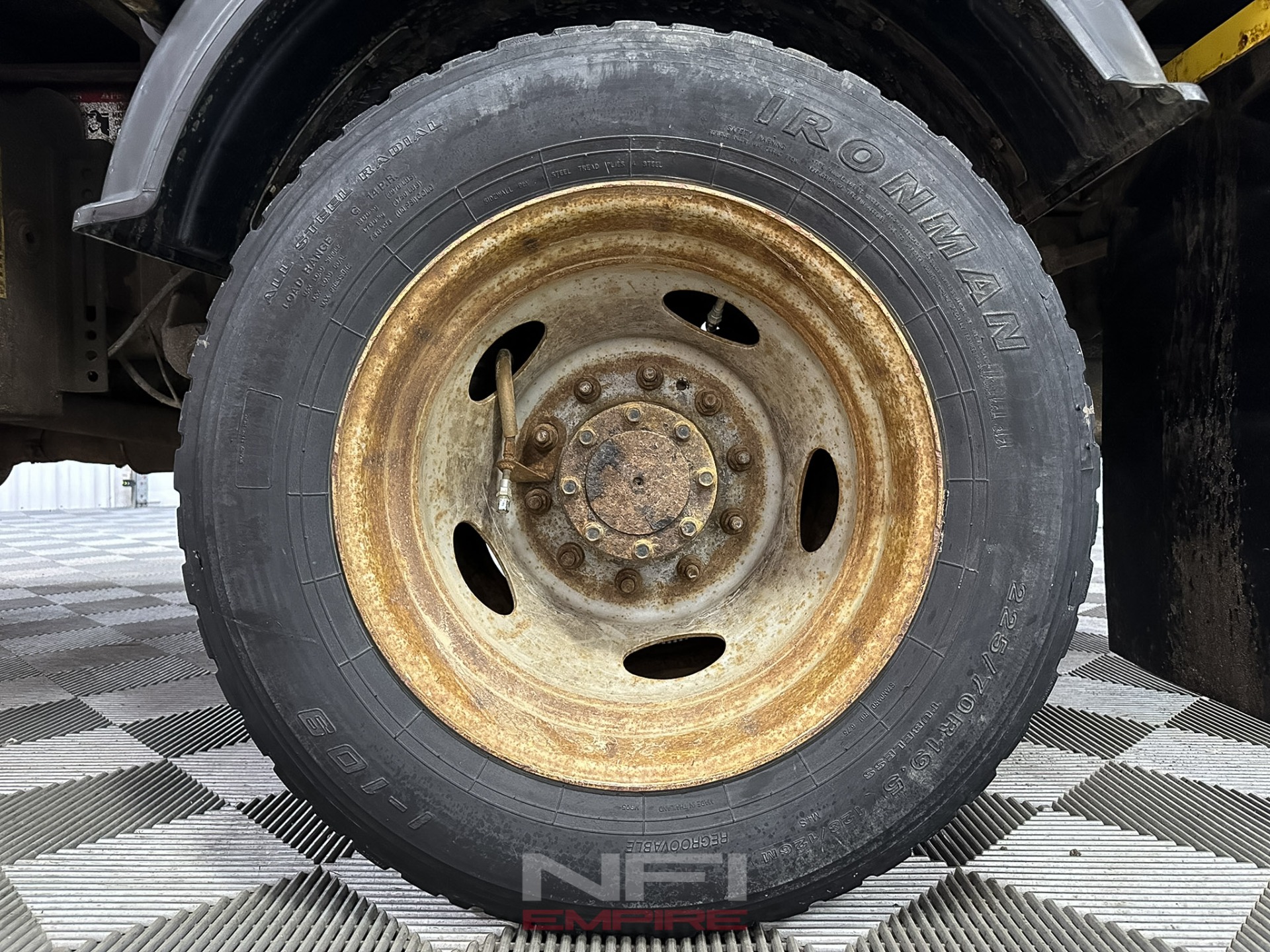 2005 Ford F450 Super Duty Regular Cab & Chassis 23