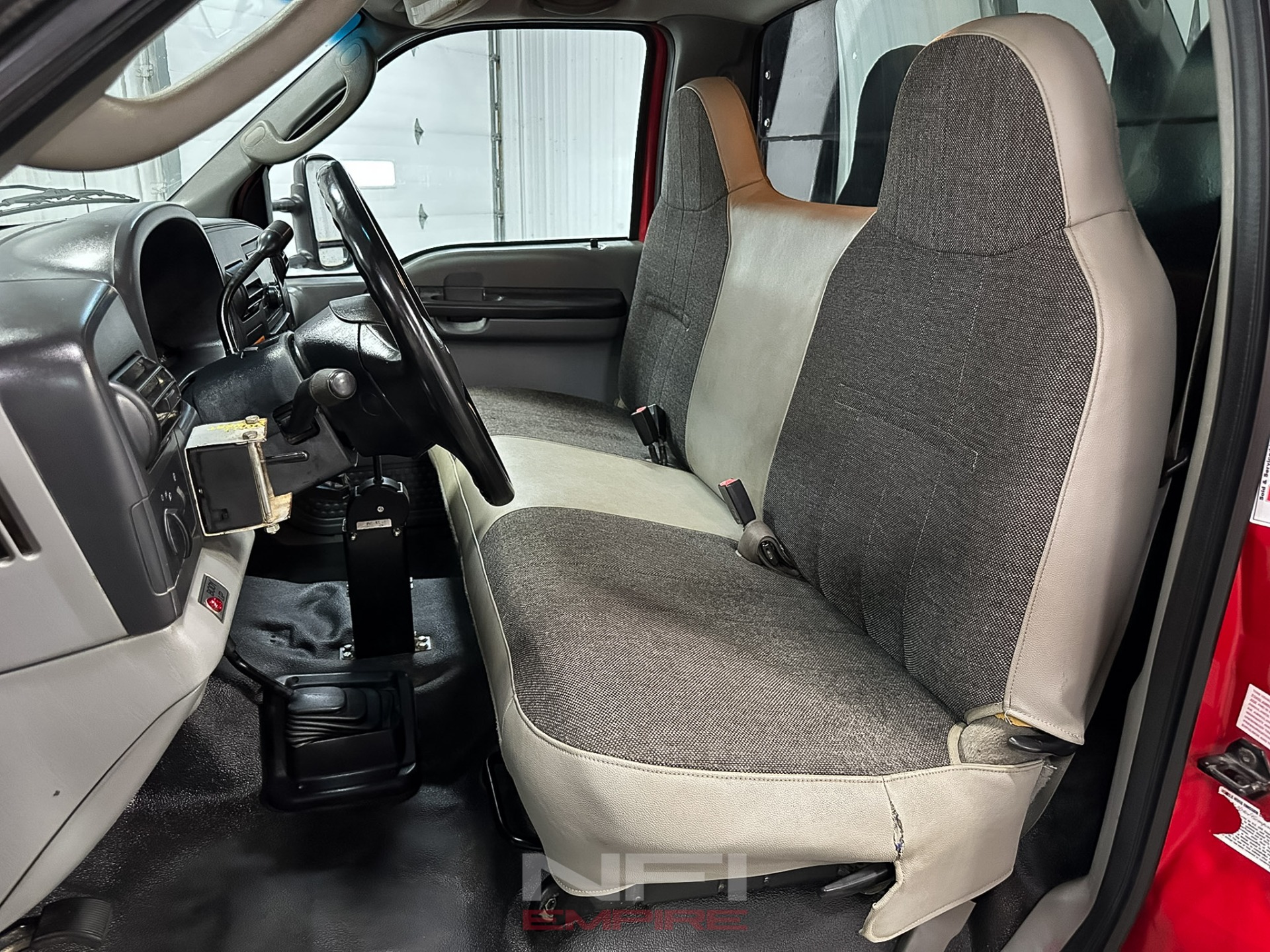 2005 Ford F450 Super Duty Regular Cab & Chassis 28