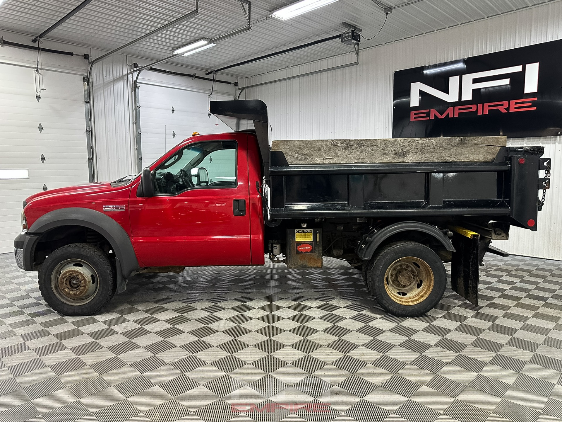 2005 Ford F450 Super Duty Regular Cab & Chassis 2