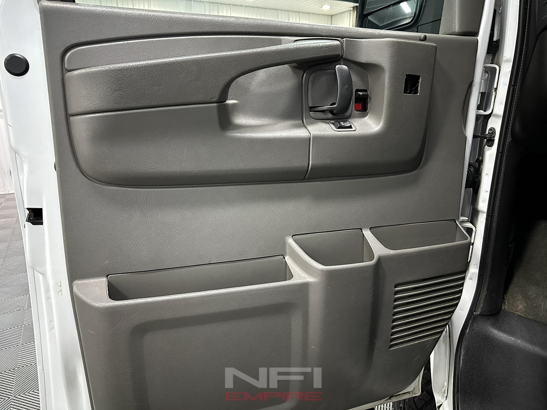 2015 Chevrolet Express 3500 Cargo 33