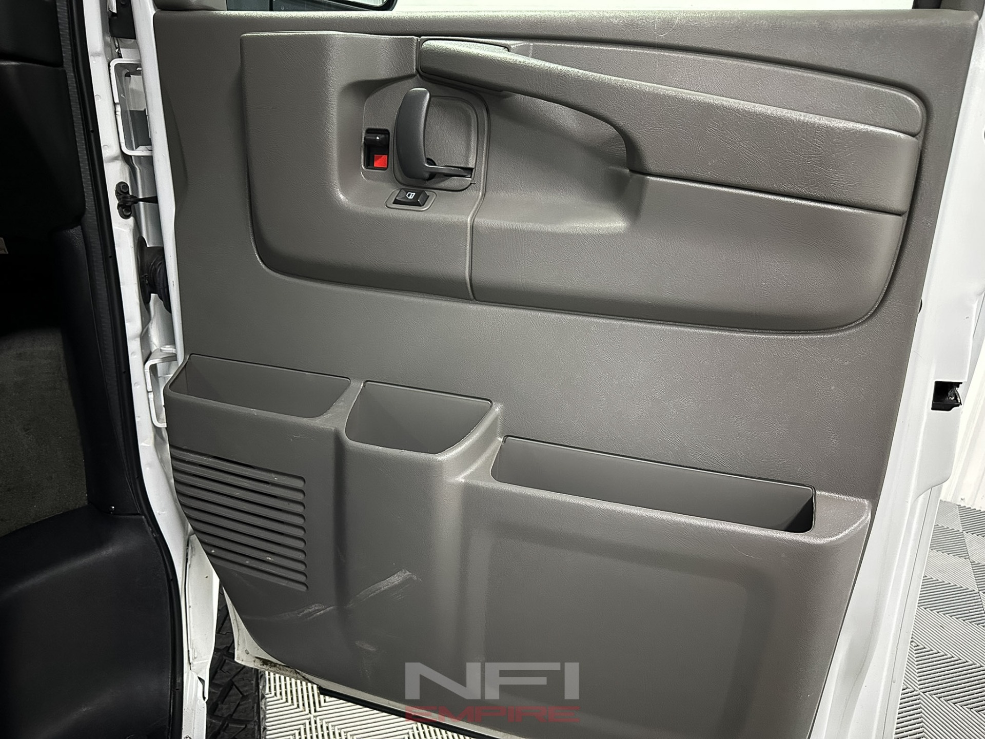 2015 Chevrolet Express 3500 Cargo 37