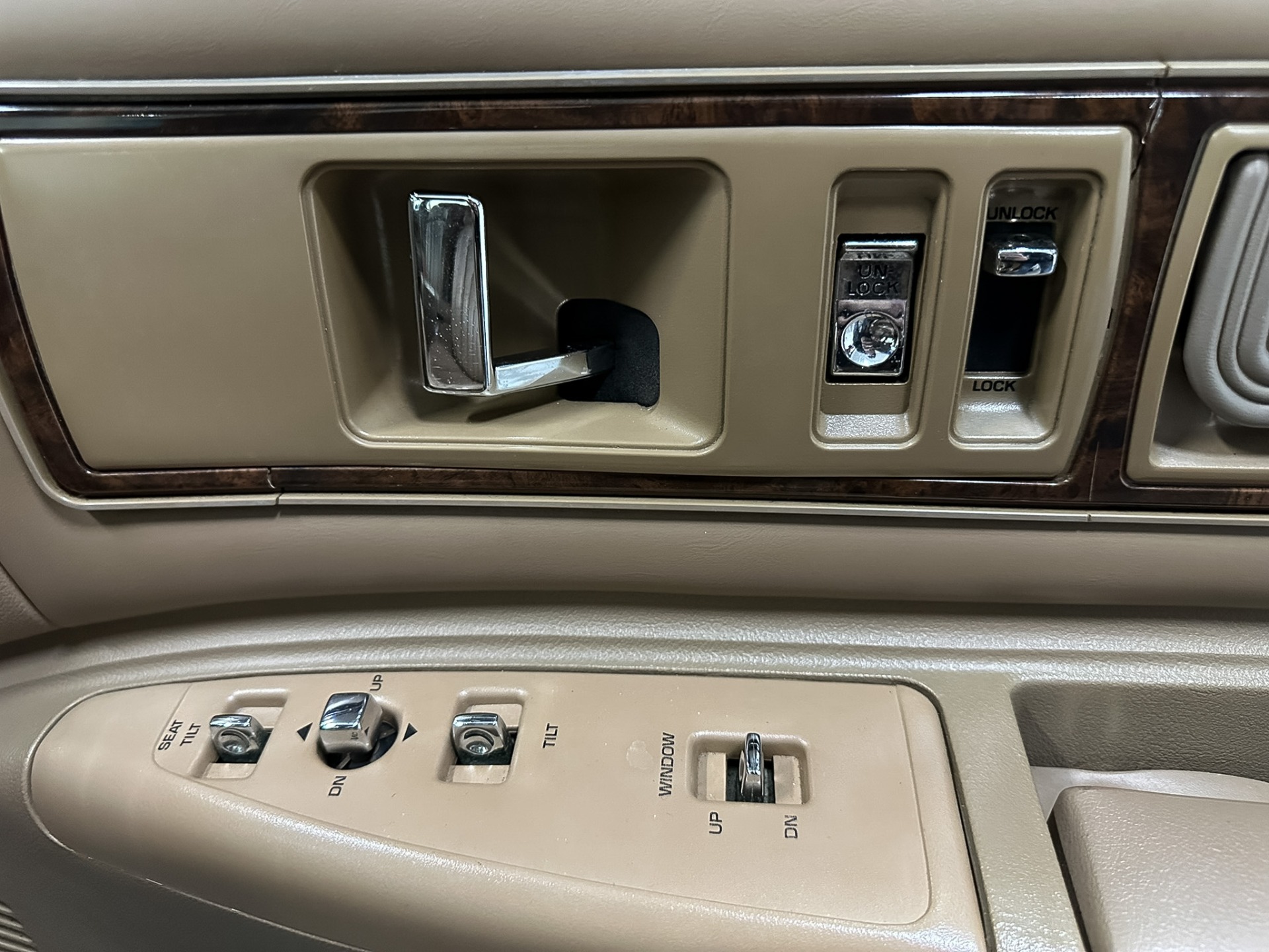 1993 Buick Roadmaster 34