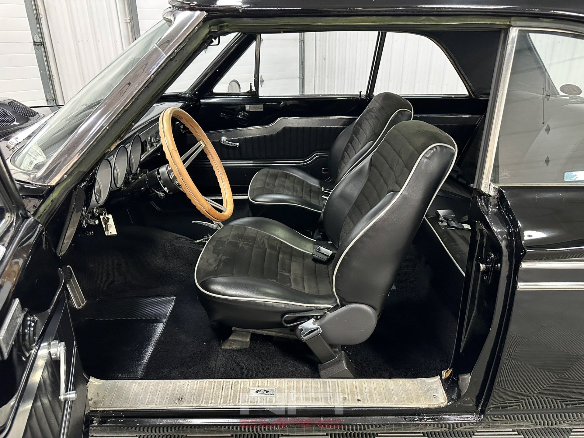 1963 Ford Fairlane 500 37