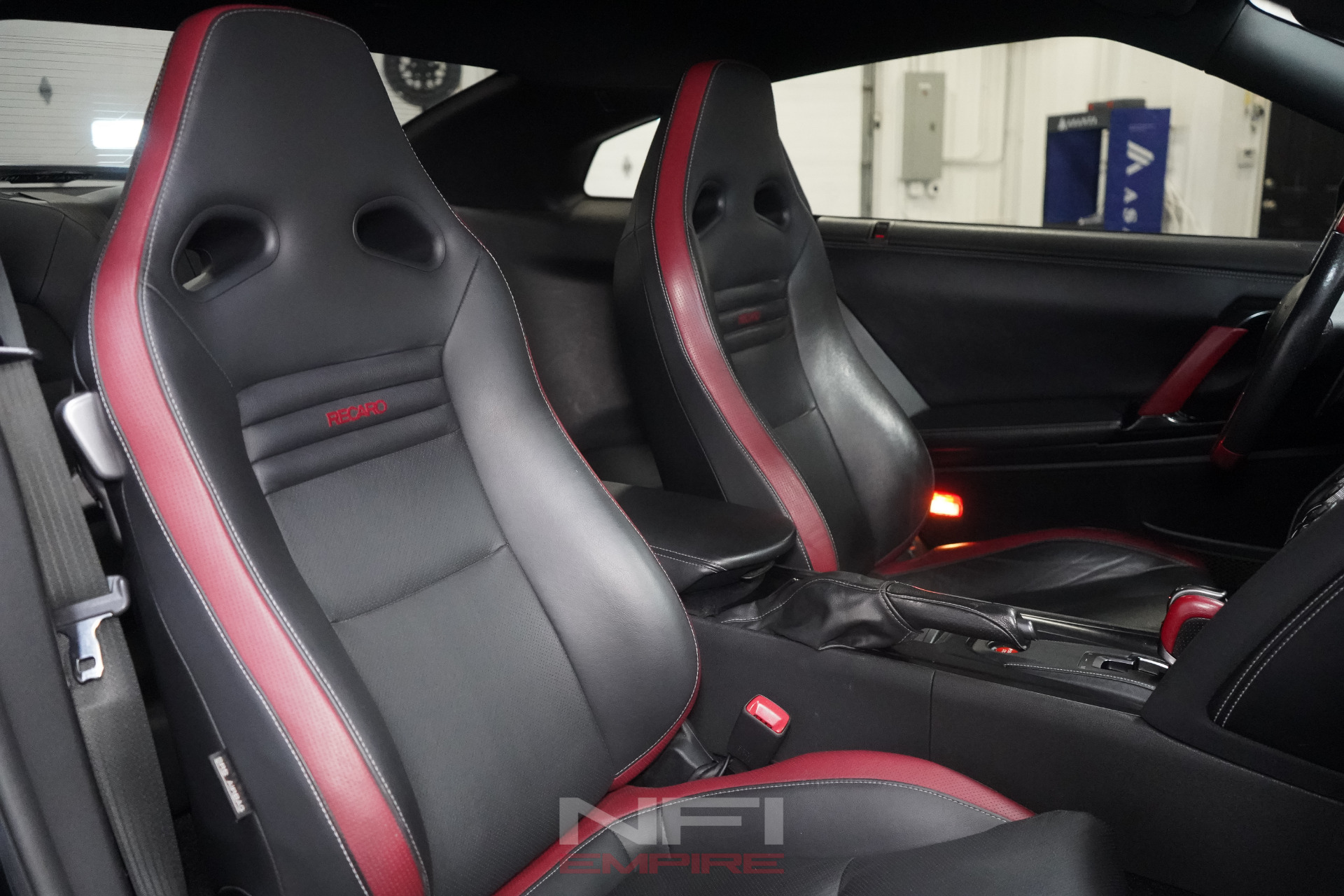 2016 Nissan GT-R 42