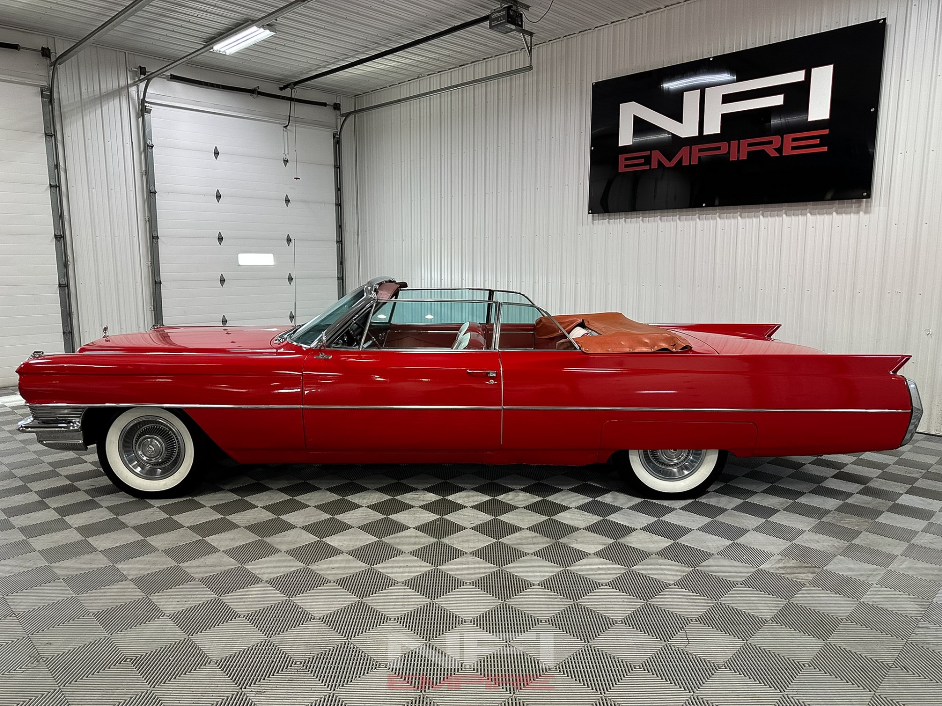 BOS Cadillac de Ville Convertible レッド 1966 Cadillac DeVille | Motoexotica Classic Cars